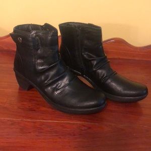 Ladies New Easy Street Ankle Boots Size 9 1/2.